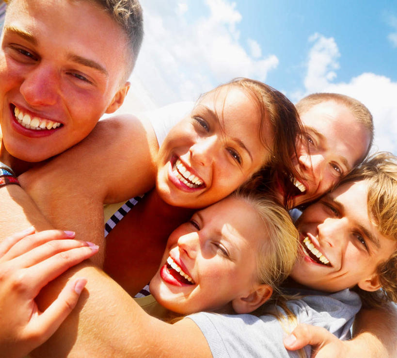 西方人,伙伴,朋友,站,抱,笑,微笑,露齿笑,横图,室外,白天,正面,友谊,欧洲,欧洲人,五个人,阴影,服装,光线,背心,影子,云,云朵,许多人,云彩,注视,休闲装,衣服,蓝色,白云,蓝天,天空,阳光,天,观察,看,站着,一群人,休闲,休闲服,服饰,晴朗,抱着,观看,察看,搂着,关注,友情,男人,男性,年轻男性,年轻女性,女人,女性,白种人,晴空,搂,搂抱,站立,半身,彩图