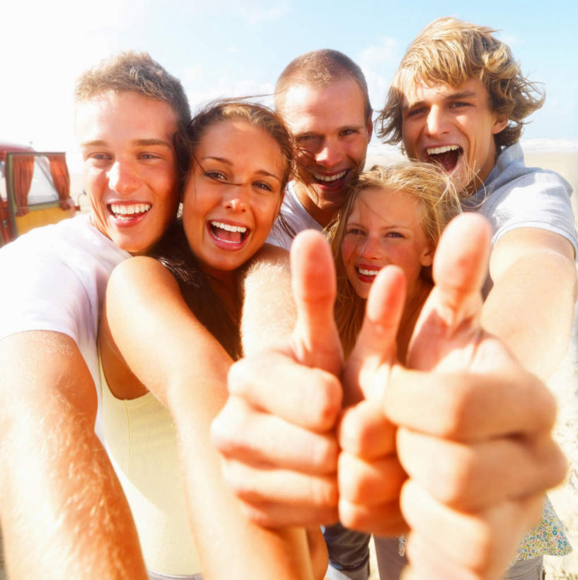 西方人,腿部,脚,脚趾,脚趾甲,腿,伙伴,朋友,站,举,竖图,室外,白天,正面,友谊,智慧,欧洲,欧洲人,五个人,阴影,突出,服装,光线,影子,云,云朵,许多人,云彩,注视,休闲装,称赞,表扬,衣服,蓝色,白云,蓝天,天空,阳光,天,观察,看,手势,托,站着,一群人,休闲,休闲服,竖,服饰,晴朗,观看,翘,高,察看,夸奖,优秀,关注,好,妙,顺利,出色,超群,杰出,卓越,奇妙,聪明,友情,男人,男性,年轻男性,年轻女性,女人,女性,白种人,大拇指,脚指甲,晴空,举起,举手,举着,向上举,向上伸,向上托,站立,半身,彩图