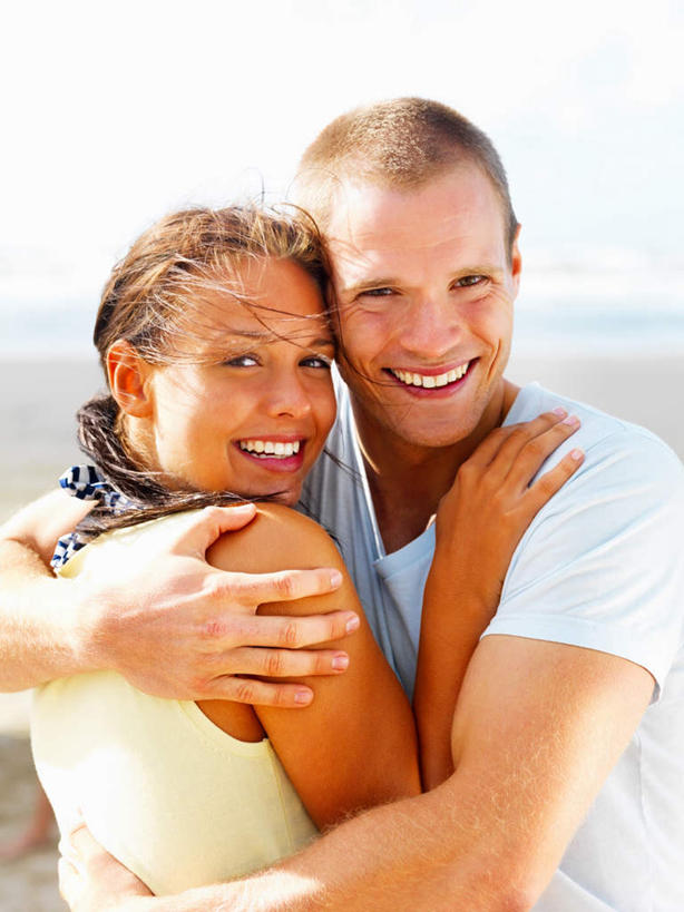 西方人,两个人,站,抱,笑,微笑,露齿笑,竖图,室外,白天,正面,爱情,海浪,海洋,沙滩,欧洲,欧洲人,服装,沙子,海岸,浪花,云,云朵,沙地,浪漫,云彩,扭头,注视,休闲装,衣服,蓝色,白云,蓝天,天空,海水,天,观察,看,站着,转头,休闲,温暖,温馨,休闲服,恩爱,恋人,服饰,晴朗,抱着,观看,和睦,察看,搂着,关注,海景,男人,男性,年轻男性,年轻女性,女人,女性,白种人,情侣,大海,风浪,海,海水的波动,海滩,近岸浪,涌浪,晴空,怀抱,搂,搂抱,相抱,拥抱,站立,半身,彩图,伴侣,融洽