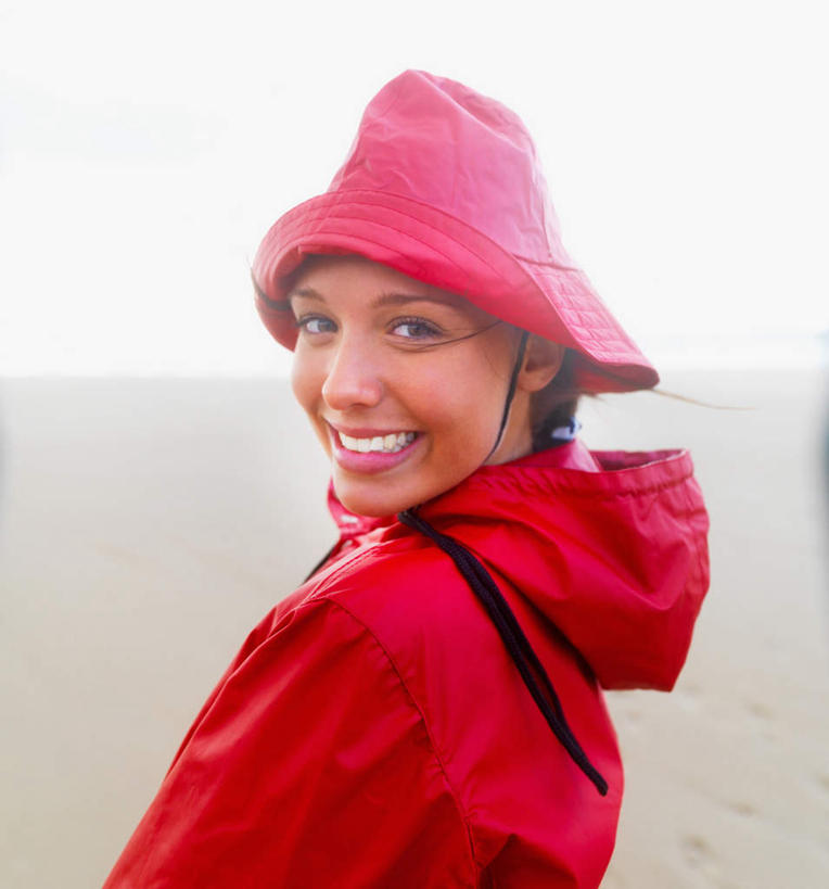 西方人,一个人,站,笑,微笑,露齿笑,竖图,室外,白天,侧面,雾,帽子,欧洲,欧洲人,仅一个年轻女性,仅一个女性,仅一个人,朦胧,模糊,扭头,注视,红色,遮阳帽,观察,看,站着,转头,观看,保暖,细雨,迷雾,察看,防寒,御寒,关注,雨衣,透气,防水,冲锋服,冲锋衣,防潮,户外用品,年轻女性,女人,女性,白种人,大雾,小雨,站立,半身,彩图