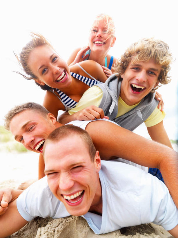 西方人,伙伴,朋友,躺,笑,微笑,露齿笑,竖图,室外,白天,正面,友谊,草地,草坪,沙滩,植物,欧洲,欧洲人,五个人,一堆,堆叠,堆积,服装,沙子,海岸,沙地,许多人,注视,休闲装,草,衣服,绿色,天空,天,观察,看,趴着,一群人,休闲,休闲服,服饰,晴朗,观看,堆,察看,关注,万里无云,卧着,友情,男人,男性,年轻男性,年轻女性,女人,女性,白种人,海滩,晴空,晴空万里,趴,躺着,卧,半身,彩图