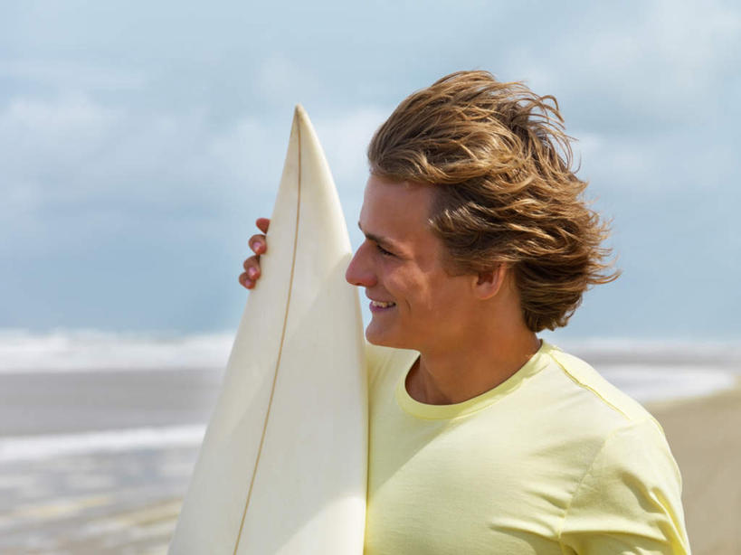 西方人,一个人,站,笑,微笑,露齿笑,横图,室外,白天,正面,海浪,海洋,沙滩,欧洲,欧洲人,仅一个男性,仅一个人,握,服装,冲浪板,沙子,海岸,浪花,云,云朵,沙地,拿,云彩,拿着,扭头,注视,休闲装,运动器械,仅一个年轻男性,衣服,蓝色,白云,蓝天,天空,海水,天,观察,看,站着,转头,休闲,休闲服,健身器械,握着,服饰,晴朗,观看,察看,关注,健身器材,海景,冲浪装备,男人,男性,年轻男性,白种人,大海,风浪,海,海水的波动,海滩,近岸浪,涌浪,晴空,站立,半身,彩图,运动器材