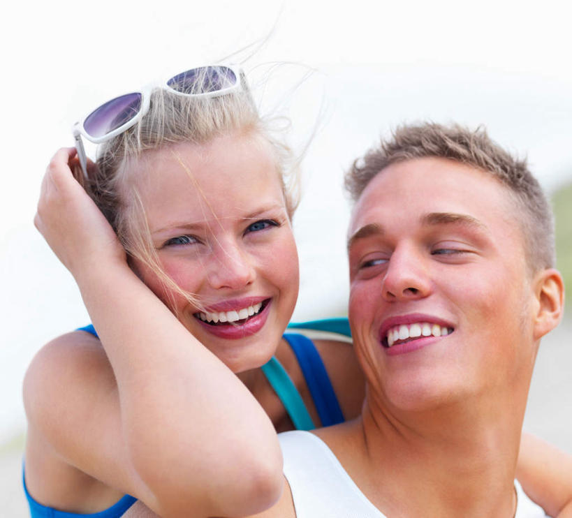 西方人,脸,头,脸颊,手,背,两个人,站,抱,笑,微笑,露齿笑,横图,室外,特写,白天,正面,爱情,草地,草坪,沙滩,植物,欧洲,欧洲人,抱头,服装,朦胧,模糊,背心,墨镜,沙子,眼镜,海岸,沙地,浪漫,注视,肩膀,草,衣服,蓝色,绿色,蓝天,天空,太阳镜,太阳眼镜,天,背着,观察,看,站着,温暖,温馨,手部,遮阳镜,恩爱,恋人,服饰,晴朗,抱着,观看,单手,和睦,察看,搂着,衣着,穿着,关注,万里无云,背负,捧首,捧头,衣饰,男人,男性,年轻男性,年轻女性,女人,女性,白种人,头部,脸部,脸蛋,面部,情侣,海滩,晴空,晴空万里,搂,搂抱,站立,半身,彩图,伴侣,融洽