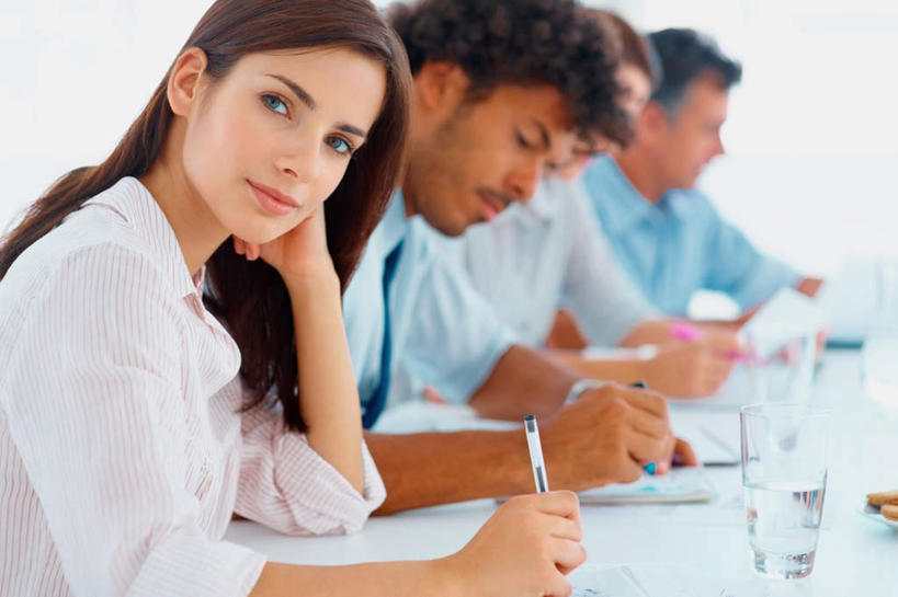 西方人,四个人,伙伴,朋友,商务人士,商务男性,商务女性,办公室,坐,笑,微笑,横图,室内,白天,侧面,衬衫,友谊,合作,团队,水,家具,桌子,杯子,欧洲,欧洲人,一排,撑,握,阴影,套装,朦胧,模糊,整齐,时间,反射,笔,材料,档案,时钟,手表,文件,液体,影子,纸,办公桌,墙,办公用品,拿,计时,拿着,扭头,托腮,注视,饮用水,水笔,墙壁,墙面,玻璃制品,文具,排列,白色,手稿,水杯,学习用品,资料,钟表,矿泉水,观察,看,托,转头,表,战略,握着,观看,腕表,文具用品,证明,察看,队列,关注,托下巴,文档,商务装,工薪阶层,蒸馏水,办公家具,联合,合谋,配合,协作,男人,男性,女人,女性,中年男性,中年女性,白种人,白领,上班族,玻璃杯,钟,坐着,半身,彩图,衬衣