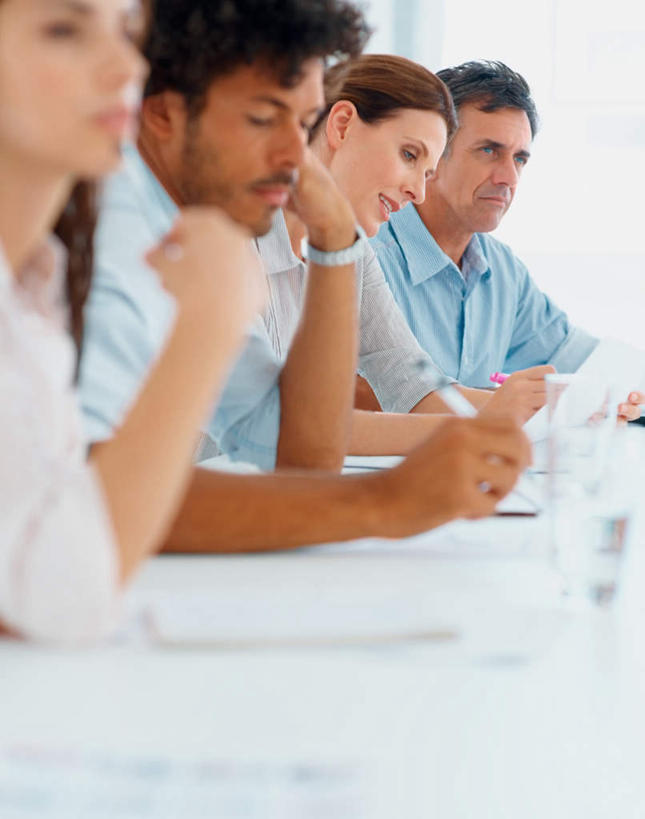 西方人,四个人,伙伴,朋友,商务人士,商务男性,商务女性,办公室,坐,笑,微笑,竖图,室内,白天,侧面,衬衫,友谊,合作,团队,水,家具,桌子,杯子,欧洲,欧洲人,一排,撑,握,阴影,套装,朦胧,模糊,整齐,时间,反射,笔,材料,档案,时钟,手表,文件,液体,影子,纸,办公桌,墙,办公用品,拿,计时,拿着,托腮,注视,饮用水,水笔,墙壁,墙面,玻璃制品,文具,排列,白色,手稿,水杯,学习用品,资料,钟表,矿泉水,观察,看,转头,表,战略,握着,观看,腕表,文具用品,证明,察看,队列,关注,托下巴,文档,商务装,工薪阶层,蒸馏水,办公家具,联合,合谋,配合,协作,男人,男性,女人,女性,中年男性,中年女性,白种人,白领,上班族,玻璃杯,钟,坐着,半身,彩图,衬衣