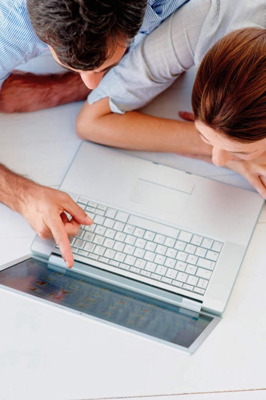 西方人,中年人,两个人,家庭,夫妻,躺,竖图,俯视,室内,白天,爱情,电脑,笔记本电脑,地板,欧洲,欧洲人,指,服装,朦胧,模糊,网络,地面,浪漫,注视,休闲装,方向,通讯设备,木地板,衣服,观察,看,趴着,手势,休闲,温暖,温馨,一家人,休闲服,恩爱,恋人,服饰,观看,和睦,察看,无线,指向,食指,关注,通信设备,无线网络,无线上网,便携式电脑,卧着,手提电脑,男人,男性,女人,女性,中年男性,中年女性,白种人,夫妇,情侣,趴,躺着,卧,半身,彩图,高角度拍摄,伴侣,融洽