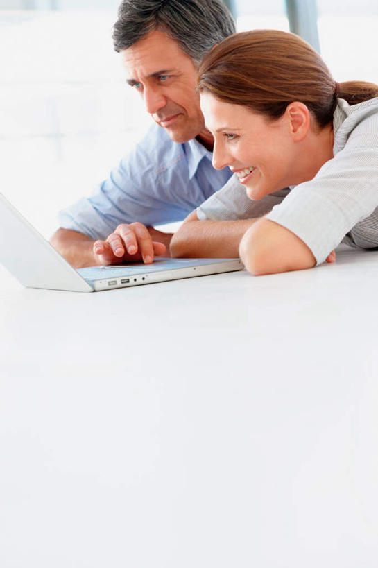 西方人,中年人,两个人,家庭,夫妻,躺,笑,微笑,露齿笑,竖图,室内,白天,侧面,爱情,电脑,笔记本电脑,地板,欧洲,欧洲人,敲打,服装,朦胧,模糊,网络,地面,浪漫,注视,休闲装,输入,通讯设备,木地板,衣服,打字,观察,看,趴着,休闲,温暖,温馨,一家人,休闲服,恩爱,恋人,服饰,观看,点击,敲击,和睦,察看,无线,关注,通信设备,无线网络,无线上网,便携式电脑,卧着,按键,手提电脑,男人,男性,女人,女性,中年男性,中年女性,白种人,夫妇,情侣,趴,躺着,卧,半身,彩图,伴侣,融洽