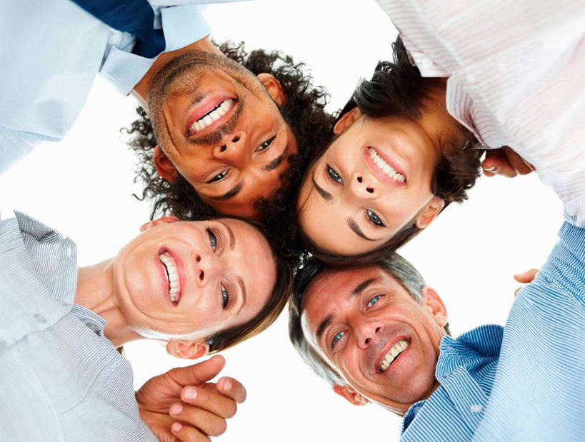 西方人,脸,头,脸颊,手,四个人,伙伴,朋友,商务人士,商务男性,商务女性,站,抱,笑,微笑,露齿笑,横图,室内,特写,白天,白色背景,仰视,衬衫,友谊,合作,团队,欧洲,欧洲人,阴影,套装,环绕,围绕,反射,影子,环抱,注视,肩膀,低头,观察,看,站着,手部,战略,摄影,影棚,抱着,观看,单手,察看,搂着,关注,商务装,工薪阶层,联合,合谋,萦绕,配合,协作,男人,男性,女人,女性,中年男性,中年女性,白种人,头部,脸部,脸蛋,面部,白领,上班族,搂,搂抱,站立,半身,彩图,低角度拍摄,影棚拍摄,衬衣,拍摄