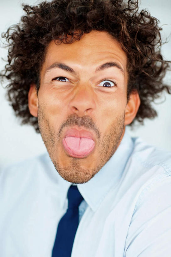 西方人,脸,头,脸颊,头发,一个人,商务人士,商务男性,站,竖图,室内,特写,白天,正面,衬衫,欧洲,欧洲人,仅一个男性,仅一个人,仅一个中年男性,阴影,套装,朦胧,模糊,反射,影子,领带,注视,吐舌头,肩膀,黑色,观察,看,伸舌头,站着,鬼脸,吐舌,观看,察看,象征,庄重,关注,商务装,身份,工薪阶层,正式,地位,男人,男性,中年男性,白种人,头部,卷发,脸部,脸蛋,面部,白领,上班族,站立,半身,彩图,衬衣