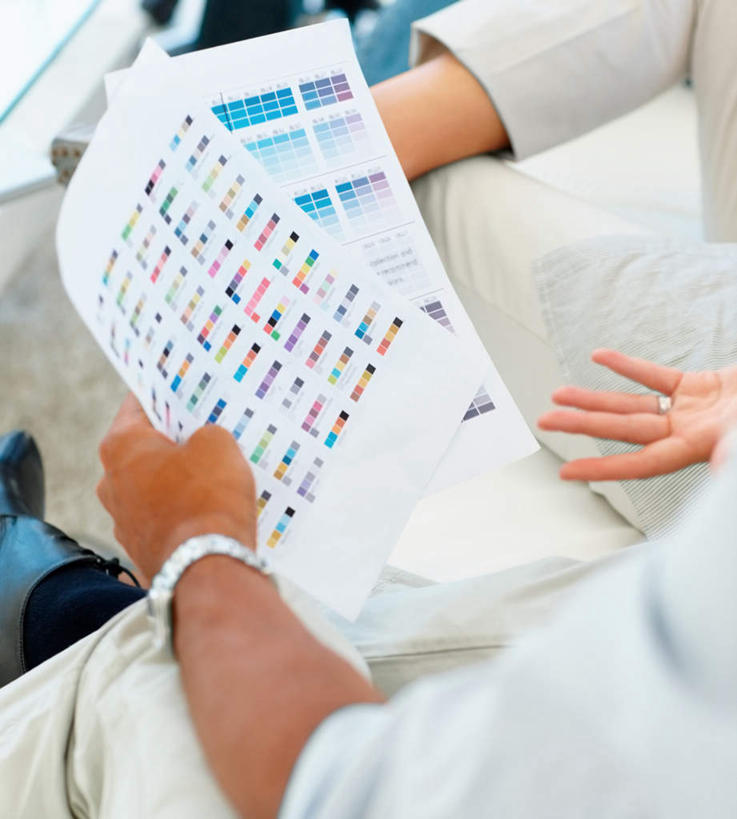 西方人,手,两个人,伙伴,朋友,商务人士,商务男性,商务女性,坐,竖图,俯视,室内,特写,白天,衬衫,友谊,合作,团队,沙发,欧洲,欧洲人,双手,握,阴影,套装,朦胧,模糊,时间,反射,时钟,手表,影子,系统,拿,计时,拿着,钟表,手部,表,比较,色彩,颜色,战略,握着,对比,色阶卡,色卡,颜色卡,腕表,色板,商务装,选择,标准,布艺沙发,工薪阶层,比色卡,联合,合谋,色标卡,配合,协作,男人,男性,年轻女性,女人,女性,中年男性,白种人,白领,上班族,钟,坐着,半身,彩图,高角度拍摄,衬衣