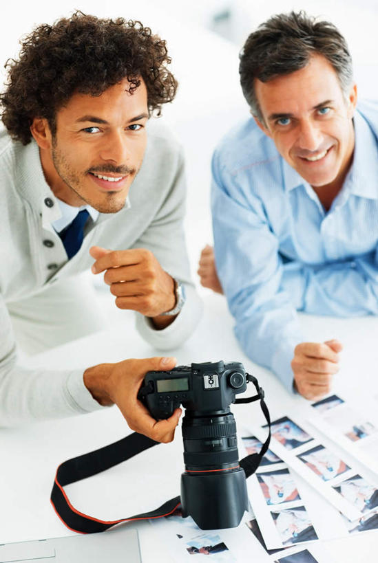 西方人,两个人,伙伴,朋友,商务人士,商务男性,办公室,坐,笑,微笑,露齿笑,竖图,俯视,室内,白天,衬衫,友谊,合作,团队,家具,桌子,相机,欧洲,欧洲人,握,套装,材料,档案,文件,纸,办公桌,墙,拿,拿着,注视,墙壁,墙面,拍照,白色,手稿,数码相机,资料,观察,看,单反,战略,握着,摄影,观看,单反相机,证明,察看,关注,文档,商务装,工薪阶层,办公家具,联合,合谋,配合,协作,男人,男性,中年男性,白种人,白领,上班族,照相机,抬头,仰头,坐着,半身,彩图,高角度拍摄,衬衣,照相