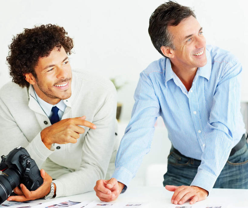 西方人,两个人,伙伴,朋友,商务人士,商务男性,办公室,横图,室内,白天,正面,衬衫,友谊,合作,团队,家具,桌子,相机,欧洲,欧洲人,握,指,套装,笔,材料,档案,文件,纸,办公桌,墙,办公用品,拿,拿着,扭头,注视,方向,墙壁,墙面,文具,拍照,白色,手稿,数码相机,学习用品,资料,观察,看,手势,转头,单反,战略,握着,摄影,观看,单反相机,文具用品,证明,察看,指向,食指,关注,文档,商务装,工薪阶层,办公家具,联合,合谋,配合,协作,男人,男性,中年男性,白种人,白领,上班族,照相机,半身,彩图,衬衣,照相