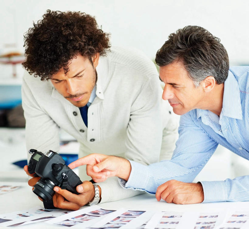 西方人,两个人,伙伴,朋友,商务人士,商务男性,办公室,站,说,横图,室内,白天,正面,衬衫,讨论,友谊,合作,团队,家具,桌子,相机,欧洲,欧洲人,弯腰,握,套装,材料,档案,文件,纸,办公桌,墙,拿,拿着,注视,墙壁,墙面,拍照,白色,手稿,数码相机,资料,低头,观察,看,站着,单反,战略,握着,摄影,观看,单反相机,证明,察看,关注,文档,商务装,工薪阶层,办公家具,弯身,联合,合谋,交流,配合,协作,男人,男性,中年男性,白种人,白领,上班族,照相机,沟通,讲话,交谈,商讨,说话,谈话,站立,半身,彩图,衬衣,照相