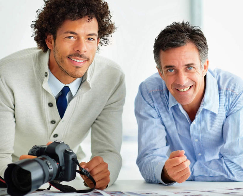 西方人,两个人,伙伴,朋友,商务人士,商务男性,办公室,站,笑,微笑,露齿笑,横图,室内,白天,正面,衬衫,友谊,合作,团队,家具,桌子,相机,欧洲,欧洲人,弯腰,握,阴影,套装,朦胧,模糊,反射,材料,档案,文件,影子,纸,办公桌,拿,拿着,注视,拍照,手稿,数码相机,资料,观察,看,站着,战略,握着,摄影,观看,证明,察看,关注,文档,商务装,工薪阶层,办公家具,弯身,联合,合谋,配合,协作,男人,男性,中年男性,白种人,白领,上班族,照相机,站立,半身,彩图,衬衣,照相