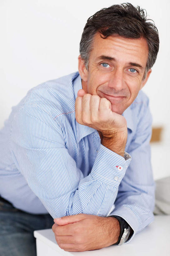 西方人,一个人,商务人士,商务男性,办公室,站,笑,微笑,竖图,室内,白天,正面,衬衫,家具,桌子,欧洲,欧洲人,仅一个男性,仅一个人,仅一个中年男性,撑,弯腰,阴影,套装,朦胧,模糊,时间,反射,时钟,手表,影子,办公桌,计时,托腮,注视,钟表,观察,看,托,站着,表,观看,腕表,察看,关注,托下巴,商务装,工薪阶层,办公家具,弯身,男人,男性,中年男性,白种人,白领,上班族,钟,站立,半身,彩图,衬衣