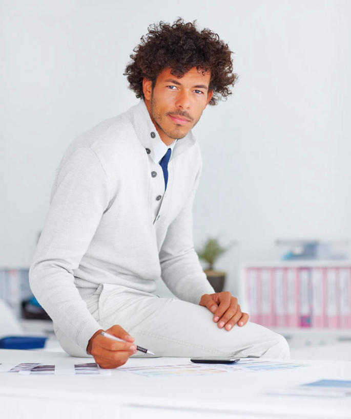 西方人,一个人,商务人士,商务男性,办公室,坐,竖图,室内,白天,侧面,衬衫,植物,家具,桌子,欧洲,欧洲人,仅一个男性,仅一个人,仅一个中年男性,握,套装,笔,材料,档案,盆栽,文件,纸,办公桌,墙,办公用品,领带,盆景,拿,拿着,扭头,注视,水笔,墙壁,墙面,文具,绿色,白色,自然,手稿,学习用品,资料,观察,看,转头,握着,生长,成长,观看,文具用品,证明,察看,象征,庄重,关注,文档,商务装,身份,工薪阶层,办公家具,正式,地位,男人,男性,中年男性,白种人,白领,上班族,坐着,半身,彩图,衬衣