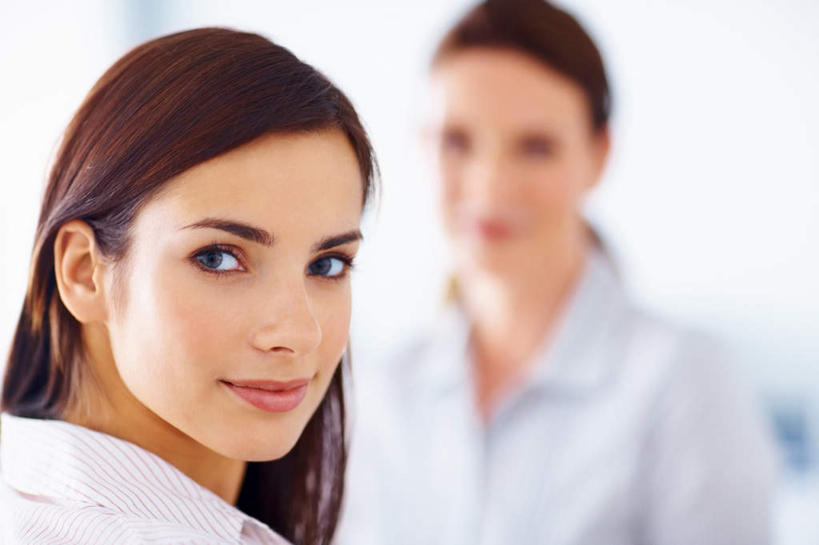 西方人,脸,头,脸颊,背部,两个人,伙伴,朋友,商务人士,商务女性,站,笑,微笑,横图,室内,特写,白天,正面,友谊,合作,团队,欧洲,欧洲人,阴影,套装,朦胧,模糊,反射,影子,墙,扭头,注视,肩膀,墙壁,墙面,白色,观察,看,站着,转头,战略,观看,察看,关注,商务装,工薪阶层,联合,合谋,配合,协作,年轻女性,女人,女性,中年女性,白种人,头部,脸部,脸蛋,面部,白领,上班族,站立,半身,彩图