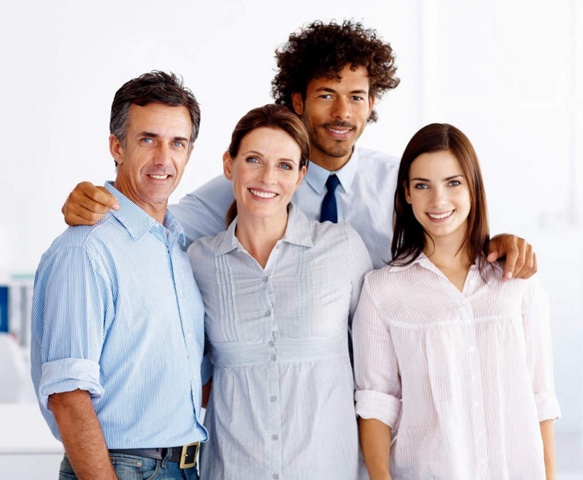 西方人,四个人,伙伴,朋友,商务人士,商务男性,商务女性,办公室,站,抱,笑,微笑,露齿笑,横图,室内,白天,正面,衬衫,友谊,合作,团队,家具,桌子,欧洲,欧洲人,套装,办公桌,墙,领带,注视,墙壁,墙面,白色,观察,看,站着,战略,抱着,观看,察看,搂着,象征,庄重,关注,商务装,身份,工薪阶层,办公家具,联合,合谋,正式,地位,配合,协作,男人,男性,女人,女性,中年男性,中年女性,白种人,白领,上班族,搂,搂抱,站立,半身,彩图,衬衣