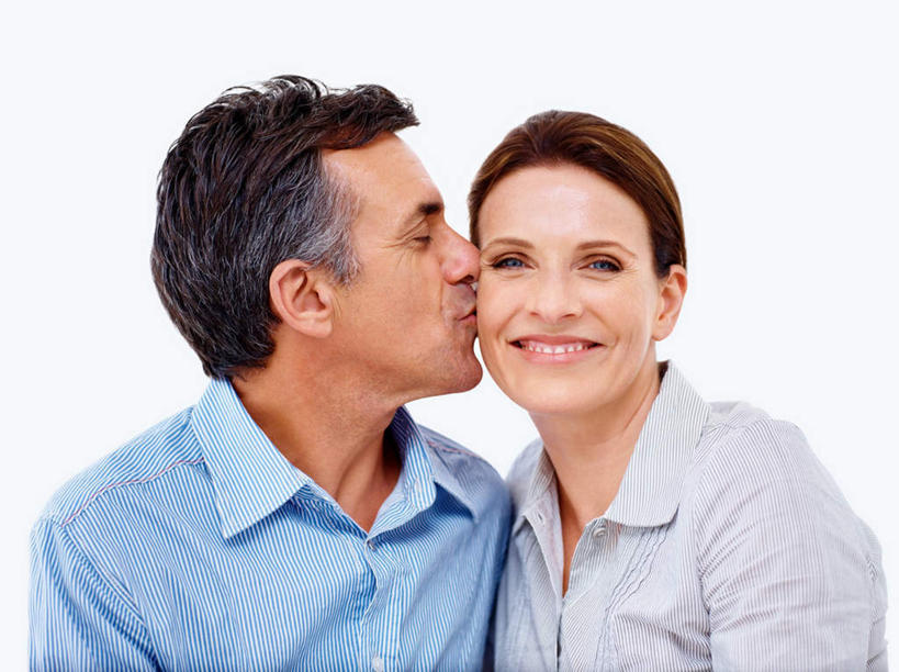 西方人,中年人,脸,头,脸颊,两个人,家庭,夫妻,站,闭眼,笑,吻,微笑,露齿笑,横图,室内,特写,白天,白色背景,正面,爱情,欧洲,欧洲人,阴影,服装,反射,影子,浪漫,扭头,注视,休闲装,肩膀,衣服,观察,看,站着,转头,休闲,温暖,温馨,一家人,休闲服,恩爱,恋人,摄影,服饰,影棚,观看,和睦,察看,关注,男人,男性,女人,女性,中年男性,中年女性,白种人,头部,脸部,脸蛋,面部,夫妇,情侣,闭眼睛,闭着眼,闭着眼睛,亲,亲吻,站立,半身,彩图,影棚拍摄,拍摄,伴侣,融洽