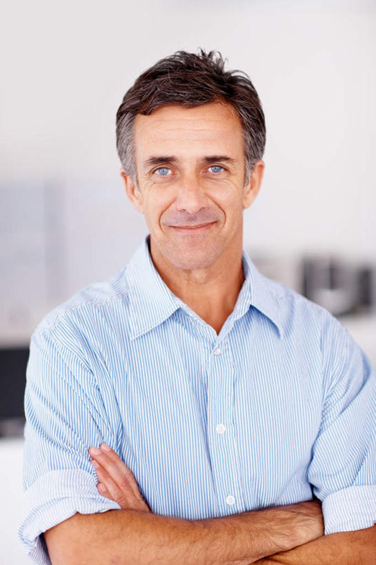 西方人,一个人,站,笑,双手交叉,微笑,竖图,室内,白天,正面,欧洲,欧洲人,仅一个男性,仅一个人,仅一个中年男性,服装,朦胧,模糊,墙,注视,休闲装,墙壁,墙面,衣服,白色,观察,看,站着,休闲,休闲服,服饰,观看,察看,双手抱胸,关注,男人,男性,中年男性,白种人,站立,半身,彩图