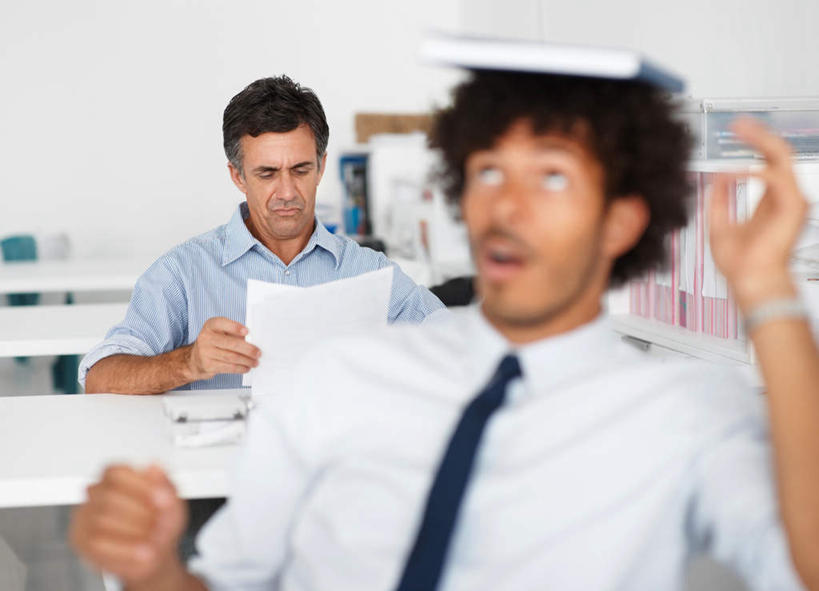 西方人,两个人,伙伴,朋友,商务人士,商务男性,办公室,坐,横图,室内,白天,正面,衬衫,友谊,合作,团队,植物,家具,桌子,书籍,椅子,欧洲,欧洲人,握,套装,朦胧,模糊,时间,材料,档案,盆栽,时钟,手表,文件,纸,办公桌,墙,领带,盆景,拿,计时,拿着,注视,墙壁,墙面,绿色,白色,自然,会议椅,手稿,资料,钟表,观察,看,握拳,表,战略,握着,生长,成长,观看,办公椅,腕表,证明,察看,象征,庄重,关注,文档,商务装,身份,工薪阶层,办公家具,联合,合谋,正式,地位,商务椅,培训椅,配合,协作,男人,男性,中年男性,白种人,白领,上班族,书,图书,钟,坐着,半身,彩图,衬衣