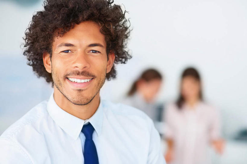 西方人,三个人,伙伴,朋友,商务人士,商务男性,商务女性,站,笑,微笑,露齿笑,横图,室内,白天,正面,衬衫,友谊,合作,团队,欧洲,欧洲人,套装,朦胧,模糊,墙,领带,注视,墙壁,墙面,白色,观察,看,站着,战略,观看,察看,象征,庄重,关注,商务装,身份,工薪阶层,联合,合谋,正式,地位,配合,协作,男人,男性,年轻女性,女人,女性,中年男性,中年女性,白种人,白领,上班族,站立,半身,彩图,衬衣