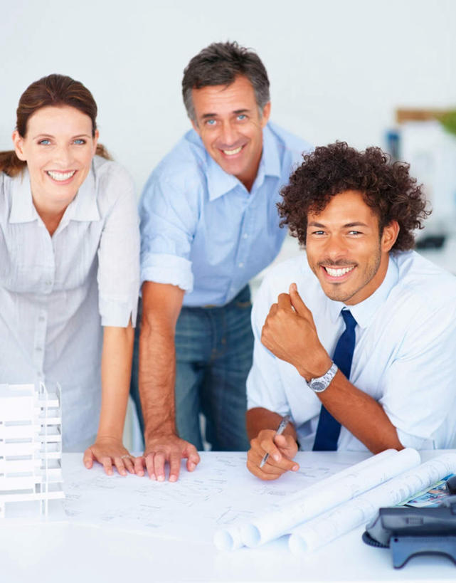 西方人,三个人,伙伴,朋友,商务人士,商务男性,商务女性,办公室,站,笑,打电话,微笑,露齿笑,竖图,室内,白天,正面,衬衫,友谊,合作,团队,家具,桌子,电话,欧洲,欧洲人,撑,弯腰,握,套装,朦胧,模糊,立体,时间,空间,笔,时钟,手表,图纸,办公桌,墙,办公用品,设计图,拿,计时,拿着,注视,通讯设备,水笔,墙壁,墙面,文具,白色,话筒,模型,学习用品,钟表,观察,看,站着,表,电话线,规划,战略,握着,观看,腕表,文具用品,察看,撑着,固定电话,关注,商务装,工程图,草图,蓝图,工薪阶层,办公家具,弯身,联合,合谋,直观,建筑模型,建筑设计,交流,配合,协作,男人,男性,女人,女性,中年男性,中年女性,白种人,白领,上班族,设计,电话机,钟,沟通,通话,站立,半身,彩图,衬衣