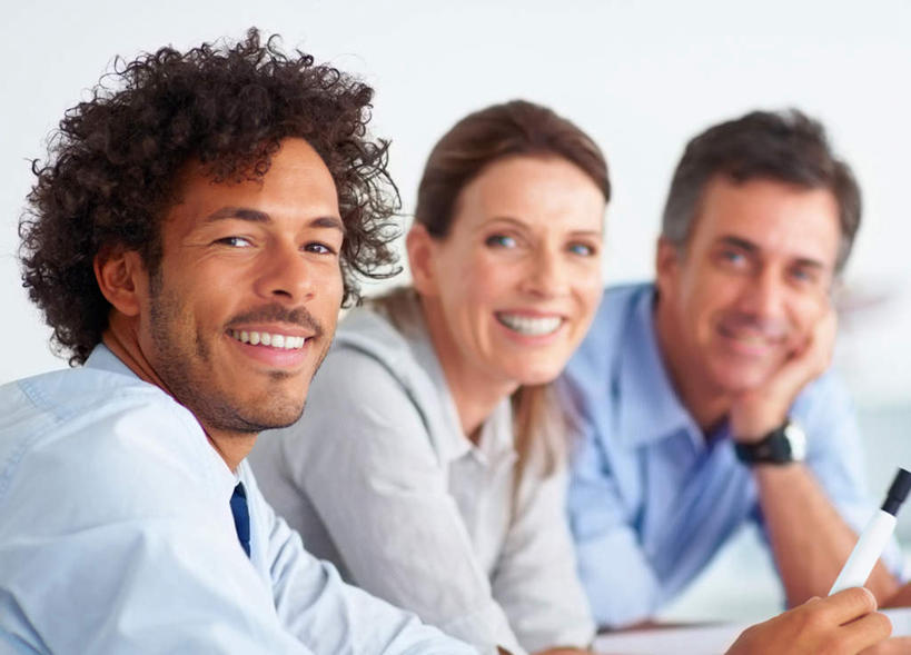 西方人,三个人,伙伴,朋友,商务人士,商务男性,商务女性,办公室,坐,笑,微笑,露齿笑,横图,室内,白天,正面,衬衫,友谊,合作,团队,家具,桌子,欧洲,欧洲人,撑,握,套装,朦胧,模糊,时间,笔,时钟,手表,办公桌,墙,办公用品,拿,计时,拿着,扭头,托腮,注视,水笔,墙壁,墙面,文具,白色,学习用品,钟表,观察,看,托,转头,表,战略,握着,观看,腕表,文具用品,察看,关注,托下巴,商务装,工薪阶层,办公家具,联合,合谋,配合,协作,男人,男性,女人,女性,中年男性,中年女性,白种人,白领,上班族,钟,坐着,半身,彩图,衬衣