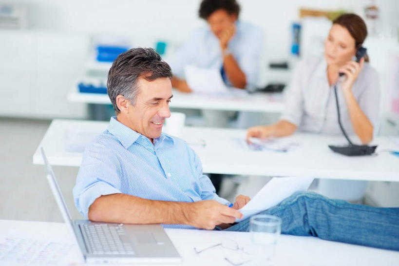 西方人,三个人,伙伴,朋友,商务人士,商务男性,商务女性,办公室,坐,笑,打电话,微笑,露齿笑,横图,室内,白天,正面,衬衫,友谊,合作,团队,电脑,笔记本电脑,家具,桌子,杯子,电话,欧洲,欧洲人,握,套装,朦胧,模糊,时间,网络,材料,档案,时钟,手表,文件,纸,办公桌,墙,拿,听,计时,拿着,注视,通讯设备,墙壁,墙面,玻璃制品,白色,话筒,手稿,水杯,资料,钟表,观察,看,表,电话线,战略,握着,观看,腕表,证明,察看,无线,固定电话,关注,文档,通信设备,商务装,无线网络,无线上网,便携式电脑,工薪阶层,办公家具,联合,合谋,交流,配合,协作,手提电脑,男人,男性,女人,女性,中年男性,中年女性,白种人,白领,上班族,玻璃杯,电话机,钟,沟通,通话,坐着,半身,彩图,衬衣