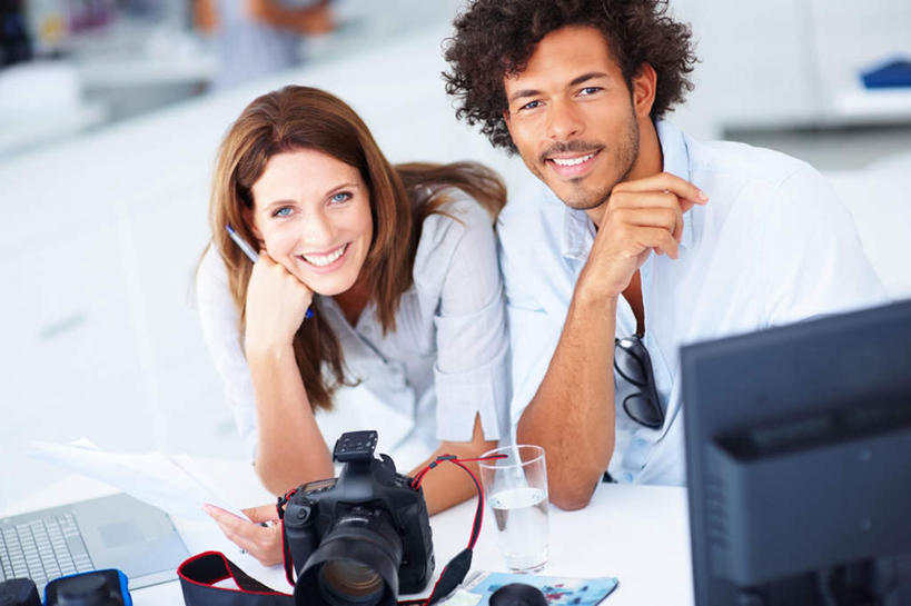 西方人,两个人,伙伴,朋友,商务人士,商务男性,商务女性,办公室,坐,笑,微笑,露齿笑,横图,照片,室内,白天,正面,衬衫,友谊,合作,团队,电脑,显示器,鼠标,键盘,水,家具,桌子,杯子,相机,欧洲,欧洲人,撑,握,套装,朦胧,模糊,网络,笔,墨镜,眼镜,液体,办公桌,办公用品,托腮,注视,输入设备,通讯设备,饮用水,水笔,玻璃制品,文具,拍照,数码相机,水杯,太阳镜,太阳眼镜,学习用品,矿泉水,观察,看,托,台式电脑,遮阳镜,单反,战略,握着,摄影,观看,单反相机,文具用品,察看,关注,托下巴,通信设备,商务装,工薪阶层,蒸馏水,输出设备,办公家具,联合,合谋,配合,协作,男人,男性,女人,女性,中年男性,中年女性,白种人,白领,上班族,玻璃杯,相片,照相机,坐着,半身,彩图,衬衣,拍摄,照相