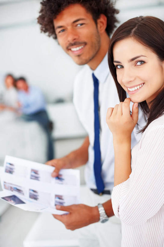 西方人,四个人,伙伴,朋友,商务人士,商务男性,商务女性,办公室,站,坐,笑,微笑,露齿笑,竖图,室内,白天,正面,衬衫,友谊,合作,团队,家具,桌子,欧洲,欧洲人,撑,握,套装,朦胧,模糊,时间,材料,档案,时钟,手表,文件,纸,办公桌,墙,领带,拿,计时,拿着,扭头,托腮,注视,墙壁,墙面,白色,手稿,资料,钟表,观察,看,托,站着,转头,表,战略,握着,观看,腕表,证明,察看,象征,庄重,关注,托下巴,文档,商务装,身份,工薪阶层,办公家具,联合,合谋,正式,地位,配合,协作,男人,男性,年轻女性,女人,女性,中年男性,中年女性,白种人,白领,上班族,钟,站立,坐着,半身,彩图,衬衣