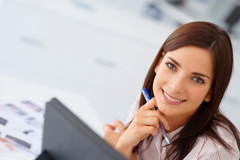 西方人,一个人,商务人士,商务女性,办公室,坐,笑,微笑,露齿笑,横图,室内,白天,正面,电脑,显示器,鼠标,键盘,家具,桌子,欧洲,欧洲人,仅一个年轻女性,仅一个女性,仅一个人,撑,握,套装,朦胧,模糊,网络,笔,材料,档案,文件,纸,办公桌,墙,办公用品,拿,拿着,托腮,注视,输入设备,通讯设备,水笔,墙壁,墙面,文具,白色,手稿,学习用品,资料,观察,看,托,台式电脑,握着,观看,文具用品,证明,察看,关注,托下巴,文档,通信设备,商务装,工薪阶层,输出设备,办公家具,年轻女性,女人,女性,白种人,白领,上班族,坐着,半身,彩图