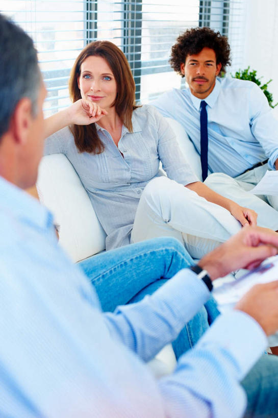 西方人,四个人,伙伴,朋友,商务人士,商务男性,商务女性,坐,笑,微笑,露齿笑,竖图,室内,白天,正面,衬衫,友谊,合作,团队,植物,窗户,沙发,欧洲,欧洲人,撑,套装,时间,盆栽,时钟,手表,百叶窗,领带,盆景,计时,扭头,托腮,注视,绿色,自然,钟表,观察,看,托,转头,表,战略,生长,成长,观看,腕表,察看,象征,庄重,关注,托下巴,商务装,身份,布艺沙发,工薪阶层,联合,合谋,正式,地位,配合,协作,男人,男性,年轻女性,女人,女性,中年男性,中年女性,白种人,白领,上班族,钟,坐着,半身,彩图,衬衣