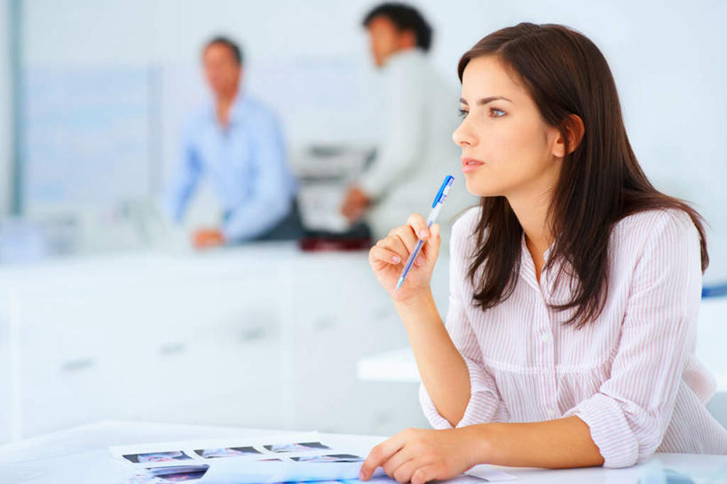 西方人,三个人,伙伴,朋友,商务人士,商务男性,商务女性,办公室,站,坐,横图,照片,室内,白天,正面,衬衫,友谊,合作,团队,家具,桌子,欧洲,欧洲人,握,套装,朦胧,模糊,笔,办公桌,墙,办公用品,拿,拿着,注视,水笔,墙壁,墙面,文具,白色,学习用品,观察,看,站着,战略,握着,摄影,观看,文具用品,察看,关注,商务装,工薪阶层,办公家具,联合,合谋,配合,协作,男人,男性,年轻女性,女人,女性,中年男性,白种人,白领,上班族,相片,站立,坐着,半身,彩图,衬衣,拍摄,照相