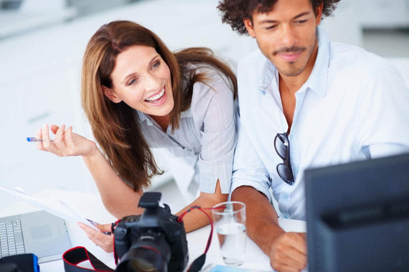 西方人,两个人,伙伴,朋友,商务人士,商务男性,商务女性,办公室,站,坐,笑,微笑,露齿笑,横图,室内,白天,正面,衬衫,友谊,合作,团队,电脑,显示器,鼠标,键盘,水,家具,桌子,杯子,相机,欧洲,欧洲人,撑,弯腰,握,套装,朦胧,模糊,网络,笔,墨镜,眼镜,液体,办公桌,墙,办公用品,拿,拿着,注视,输入设备,通讯设备,饮用水,水笔,墙壁,墙面,玻璃制品,文具,拍照,白色,数码相机,水杯,太阳镜,太阳眼镜,学习用品,矿泉水,观察,看,站着,台式电脑,遮阳镜,单反,战略,握着,摄影,观看,单反相机,文具用品,察看,撑着,关注,通信设备,商务装,工薪阶层,蒸馏水,输出设备,办公家具,弯身,联合,合谋,配合,协作,男人,男性,年轻女性,女人,女性,中年男性,白种人,白领,上班族,玻璃杯,照相机,站立,坐着,半身,彩图,衬衣,照相