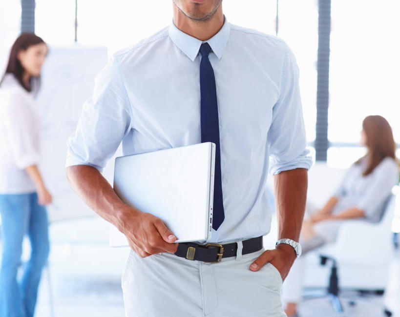 西方人,三个人,同事,商务人士,商务男性,商务女性,站,坐,横图,室内,白天,正面,衬衫,成功,合作,团队,集体,信心,电脑,笔记本电脑,窗户,落地窗,沙发,欧洲,欧洲人,握,阴影,套装,朦胧,模糊,时间,反射,网络,时钟,手表,影子,领带,拿,计时,拿着,通讯设备,队伍,玻璃窗,白板,钟表,站着,表,握着,腕表,无线,领导,象征,庄重,成就,通信设备,商务装,身份,无线网络,记录板,手插袋,单手插袋,合伙,领袖,布艺沙发,无线上网,便携式电脑,工薪阶层,记事板,单手抄兜,单手放兜,正式,地位,手提电脑,男人,男性,年轻女性,女人,女性,中年男性,中年女性,白种人,白领,上班族,钟,插兜,手插兜,手放口袋,站立,坐着,半身,彩图,衬衣,手抄兜