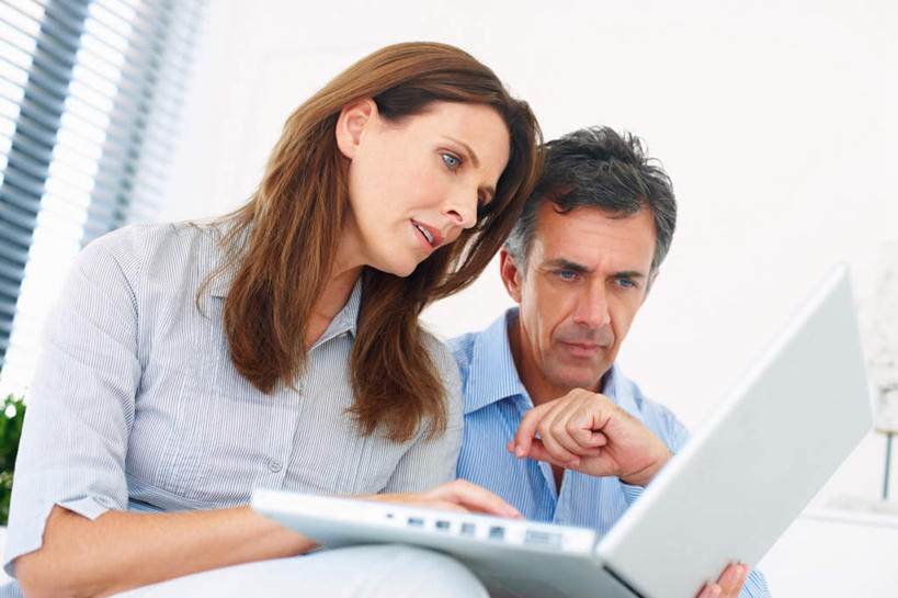 西方人,两个人,伙伴,朋友,商务人士,商务男性,商务女性,坐,横图,室内,白天,仰视,衬衫,友谊,合作,团队,电脑,笔记本电脑,窗户,欧洲,欧洲人,敲打,套装,朦胧,模糊,网络,百叶窗,墙,注视,输入,通讯设备,墙壁,墙面,白色,打字,观察,看,战略,观看,点击,敲击,察看,无线,关注,通信设备,商务装,无线网络,无线上网,便携式电脑,工薪阶层,联合,合谋,配合,协作,按键,手提电脑,男人,男性,女人,女性,中年男性,中年女性,白种人,白领,上班族,坐着,半身,彩图,低角度拍摄,衬衣