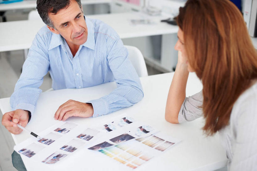 西方人,两个人,伙伴,朋友,商务人士,商务男性,商务女性,办公室,坐,笑,微笑,露齿笑,横图,俯视,室内,白天,衬衫,友谊,合作,团队,家具,桌子,欧洲,欧洲人,撑,套装,朦胧,模糊,时间,时钟,手表,图片,办公桌,计时,托腮,注视,钟表,观察,看,托,表,战略,观看,腕表,察看,关注,托下巴,商务装,工薪阶层,办公家具,联合,合谋,配合,协作,男人,男性,女人,女性,中年男性,中年女性,白种人,白领,上班族,钟,坐着,半身,彩图,高角度拍摄,衬衣