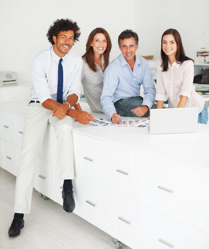 西方人,四个人,伙伴,朋友,商务人士,商务男性,商务女性,办公室,站,坐,笑,微笑,露齿笑,竖图,照片,室内,白天,正面,衬衫,友谊,合作,团队,电脑,笔记本电脑,家具,桌子,欧洲,欧洲人,套装,朦胧,模糊,时间,网络,时钟,手表,办公桌,墙,领带,计时,注视,通讯设备,墙壁,墙面,白色,钟表,观察,看,站着,表,战略,摄影,观看,腕表,察看,无线,象征,庄重,关注,通信设备,商务装,身份,无线网络,无线上网,便携式电脑,工薪阶层,办公家具,联合,合谋,正式,地位,配合,协作,手提电脑,男人,男性,女人,女性,中年男性,中年女性,白种人,白领,上班族,相片,钟,站立,坐着,半身,彩图,衬衣,拍摄,照相