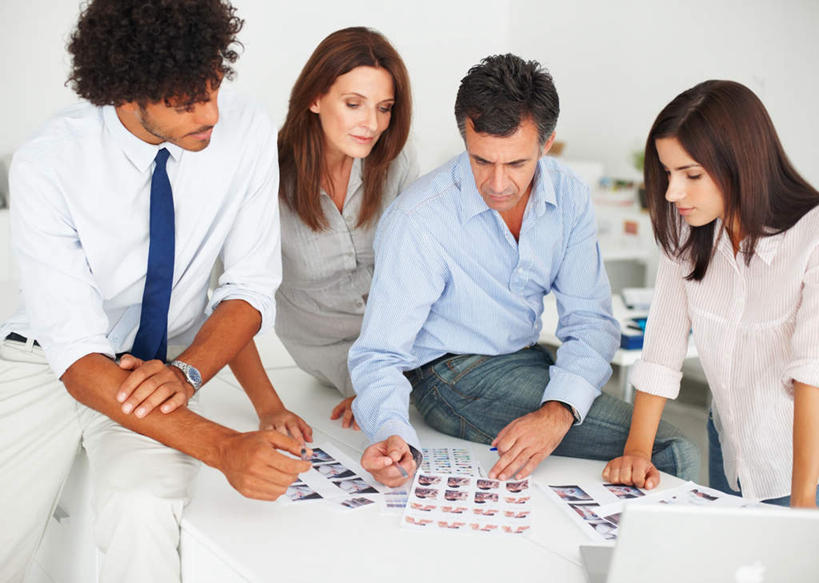 西方人,四个人,伙伴,朋友,商务人士,商务男性,商务女性,办公室,站,坐,笑,微笑,横图,照片,室内,白天,正面,衬衫,友谊,合作,团队,电脑,笔记本电脑,家具,桌子,欧洲,欧洲人,撑,套装,朦胧,模糊,时间,网络,时钟,手表,办公桌,墙,领带,计时,注视,通讯设备,墙壁,墙面,白色,钟表,低头,观察,看,站着,表,战略,摄影,观看,腕表,察看,无线,撑着,象征,庄重,关注,通信设备,商务装,身份,无线网络,无线上网,便携式电脑,工薪阶层,办公家具,联合,合谋,正式,地位,配合,协作,手提电脑,男人,男性,女人,女性,中年男性,中年女性,白种人,白领,上班族,相片,钟,站立,坐着,半身,彩图,衬衣,拍摄,照相