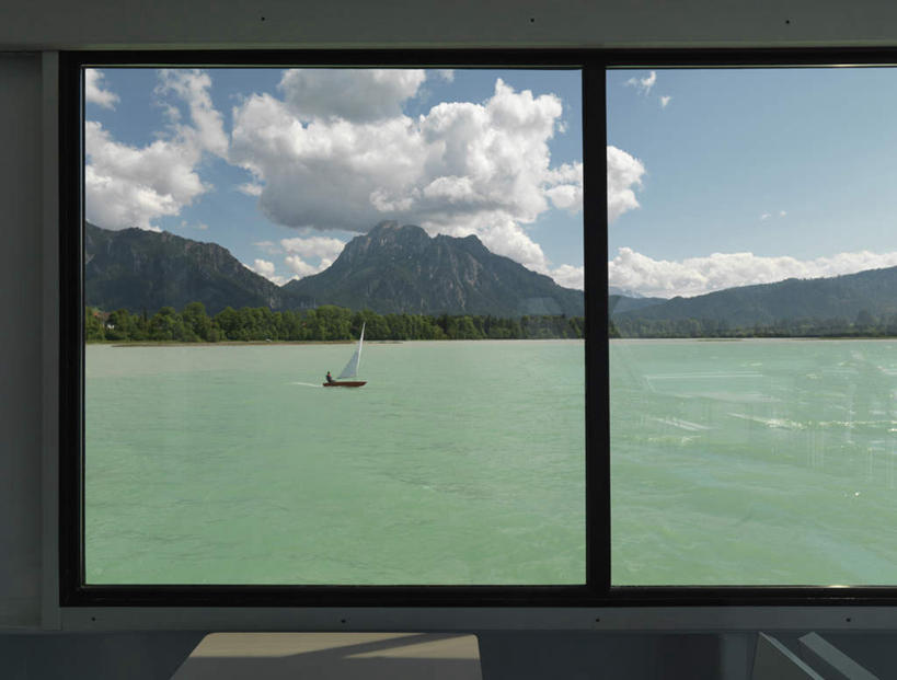 无人,横图,室内,白天,正面,旅游,度假,湖,湖泊,美景,山,山脉,水,窗户,船,德国,欧洲,一艘,阴影,光线,影子,湖面,景观,山峰,水流,水面,云,云朵,游艇,山峦,云彩,娱乐,玻璃窗,蓝色,白云,蓝天,天空,阳光,自然,交通工具,湖水,群山,天,享受,休闲,景色,放松,晴朗,西欧,自然风光,载具,德意志联邦共和国,巴伐利亚,巴伐利亚州,拜恩州,拜恩自由州,晴空,彩图