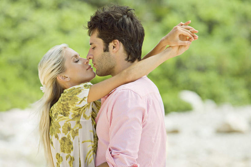 西方人,两个人,站,闭眼,抱,吻,横图,室外,白天,侧面,爱情,草地,草坪,沙滩,植物,欧洲,欧洲人,服装,朦胧,模糊,沙子,海岸,沙地,浪漫,休闲装,草,衣服,绿色,站着,休闲,温暖,温馨,休闲服,恩爱,恋人,服饰,抱着,和睦,搂着,男人,男性,年轻男性,年轻女性,女人,女性,白种人,情侣,海滩,闭眼睛,闭着眼,闭着眼睛,怀抱,接吻,搂,搂抱,亲,亲吻,亲嘴,相抱,拥抱,站立,半身,彩图,伴侣,融洽