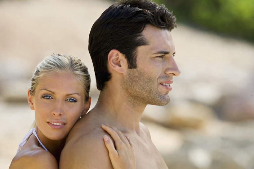 西方人,两个人,站,抱,笑,微笑,露齿笑,横图,室外,白天,侧面,泳装,比基尼,爱情,草地,草坪,沙滩,植物,欧洲,欧洲人,朦胧,模糊,沙子,海岸,沙地,浪漫,扭头,注视,裸露,草,绿色,观察,看,站着,转头,温暖,温馨,恩爱,恋人,抱着,观看,和睦,察看,搂着,关注,裸,男人,男性,年轻男性,年轻女性,女人,女性,白种人,情侣,海滩,搂,搂抱,站立,半身,彩图,三点式,泳衣,伴侣,融洽