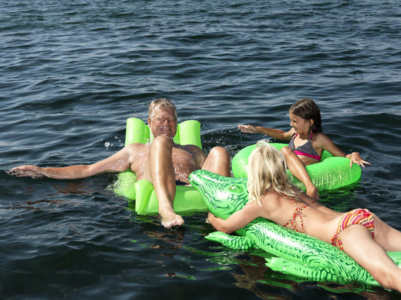 游泳,西方人,儿童,老年人,三个人,家庭,祖父,躺,笑,微笑,露齿笑,横图,俯视,室外,白天,泳装,比基尼,纯洁,海浪,海洋,床,欧洲,欧洲人,波纹,泳裤,塑料,浪花,涟漪,注视,光脚,裸露,小孩,水纹,海水,塑料制品,波浪,观察,看,趴着,温暖,温馨,一家人,赤脚,气垫床,可爱,童年,童趣,充气,爷爷,观看,祖孙,和睦,察看,关注,裸,海景,童真,烂漫,无邪,外孙女,外公,外祖父,水晕,泅水,拍浮,卧着,天真,老年男性,男人,男性,女孩,白种人,孩子,孙女,大海,风浪,海,海水的波动,近岸浪,涌浪,趴,躺着,卧,半身,彩图,高角度拍摄,三点式,泳衣,融洽,女生