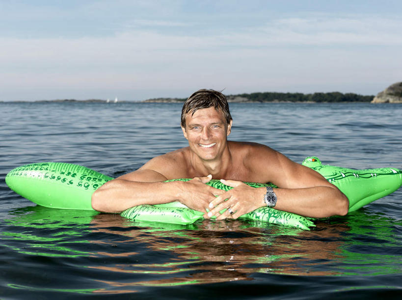 游泳,西方人,一个人,抱,笑,微笑,露齿笑,横图,室外,白天,正面,岛屿,海浪,海洋,床,鳄鱼,欧洲,欧洲人,仅一个男性,仅一个人,仅一个中年男性,波纹,时间,时钟,手表,塑料,岛,浪花,云,云朵,涟漪,计时,云彩,注视,蓝色,白云,蓝天,水纹,天空,海水,塑料制品,钟表,波浪,天,观察,看,表,气垫床,充气,晴朗,抱着,观看,腕表,察看,搂着,关注,海景,水晕,泅水,拍浮,男人,男性,中年男性,白种人,钟,大海,风浪,海,海水的波动,近岸浪,列岛,群岛,涌浪,诸岛,晴空,搂,搂抱,半身,彩图