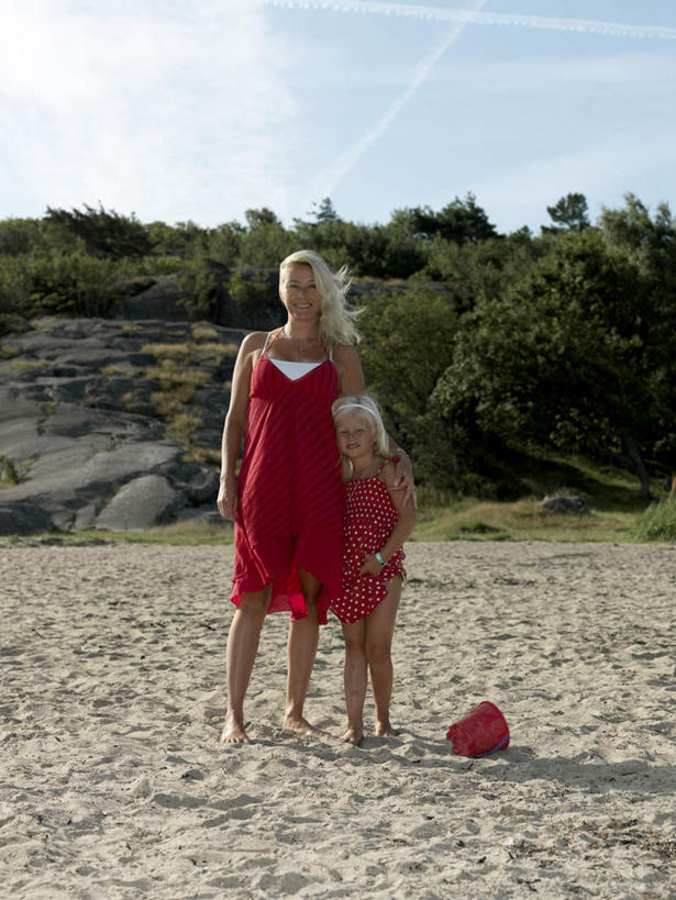 西方人,儿童,中年人,两个人,家庭,母亲,女儿,站,笑,微笑,露齿笑,竖图,室外,白天,正面,裙子,纯洁,沙滩,树林,植物,欧洲,欧洲人,阴影,连衣裙,光线,沙子,桶,影子,塑料,海岸,云,云朵,沙地,云彩,注视,光脚,树,树木,小孩,红色,蓝色,绿色,白云,蓝天,天空,阳光,自然,容器,塑料制品,天,观察,看,站着,温暖,温馨,母女,一家人,赤脚,可爱,母爱,童年,童趣,生长,晴朗,成长,观看,储藏,吊带裙,塑料桶,和睦,察看,储存,关注,童真,烂漫,无邪,天真,女孩,女人,女性,中年女性,白种人,孩子,海滩,晴空,站立,彩图,全身,融洽,贮存,女生