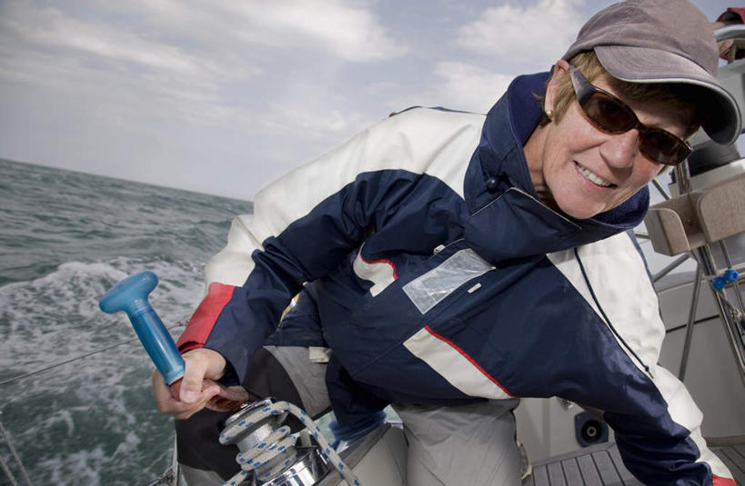 帆船,西方人,一个人,站,笑,微笑,露齿笑,横图,室外,白天,正面,海浪,海洋,水,船,帽子,欧洲,欧洲人,仅一个女性,仅一个人,一艘,握,阴影,飞溅,溅,光线,墨镜,眼镜,液体,影子,浪花,水滴,水平线,云,云朵,辽阔,海平线,云彩,注视,运动帽,水珠,蓝色,白云,蓝天,天空,阳光,海水,太阳镜,太阳眼镜,交通工具,天,观察,看,站着,仅一个中年女性,广阔,鸭舌帽,遮阳镜,握着,晴朗,观看,一望无际,察看,关注,喷洒,载具,海景,无边无际,一马平川,女人,女性,中年女性,白种人,大海,风浪,海,海水的波动,近岸浪,涌浪,晴空,站立,半身,彩图,水天相接,水天一线