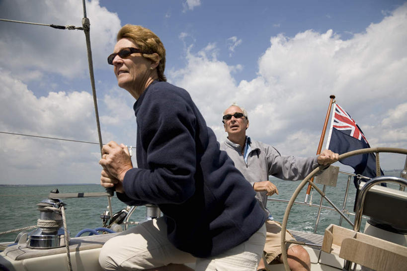 帆船,西方人,中年人,两个人,家庭,夫妻,站,横图,室外,白天,正面,爱情,机器,仪器,海浪,海洋,船,旗帜,国旗,欧洲,欧洲人,一艘,握,阴影,服装,光线,墨镜,眼镜,影子,浪花,云,云朵,浪漫,云彩,扭头,注视,休闲装,设备,衣服,蓝色,白云,蓝天,天空,阳光,海水,方向盘,太阳镜,太阳眼镜,英国国旗,交通工具,天,观察,驾驶,看,行驶,站着,转头,休闲,温暖,温馨,一家人,休闲服,遮阳镜,恩爱,握着,恋人,服饰,晴朗,观看,和睦,控制,察看,米字旗,关注,载具,海景,男人,男性,女人,女性,中年男性,中年女性,白种人,夫妇,情侣,旗,大海,风浪,海,海水的波动,近岸浪,涌浪,晴空,站立,半身,彩图,伴侣,融洽