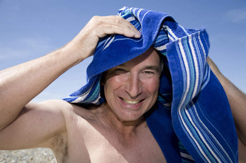 西方人,一个人,站,笑,微笑,露齿笑,横图,室外,白天,正面,沙滩,欧洲,欧洲人,仅一个男性,仅一个人,仅一个中年男性,抱头,阴影,朦胧,模糊,光线,纺织物,沙子,影子,海岸,云,云朵,沙地,云彩,注视,裸露,蓝色,白云,蓝天,天空,阳光,毛巾,天,观察,看,清洁,站着,晴朗,观看,保暖,察看,关注,裸,透气,防水,捧首,捧头,储水,耐磨,吸水,男人,男性,中年男性,白种人,海滩,晴空,站立,半身,彩图