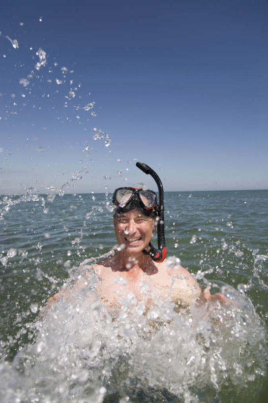 游泳,西方人,一个人,笑,微笑,露齿笑,竖图,室外,白天,正面,海浪,海洋,水,欧洲,欧洲人,仅一个男性,仅一个人,仅一个中年男性,阴影,波纹,飞溅,溅,光线,潜水镜,液体,影子,浪花,水滴,水平线,辽阔,海平线,涟漪,注视,裸露,水珠,蓝色,蓝天,水纹,天空,阳光,海水,波浪,天,观察,看,广阔,晴朗,观看,一望无际,呼吸管,察看,关注,喷洒,裸,海景,万里无云,水晕,泅水,无边无际,一马平川,拍浮,男人,男性,中年男性,白种人,大海,风浪,海,海水的波动,近岸浪,涌浪,晴空,晴空万里,半身,彩图,水天相接,水天一线